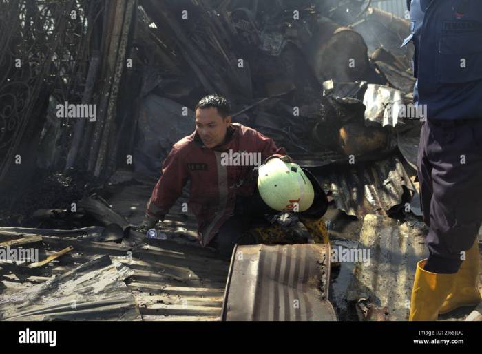 Restoran mal di kuningan jaksel kebakaran damkar buang asap pakai blower