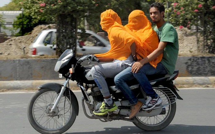 Jangan ditiru pemotor serobot jalur pejalan kaki di matraman