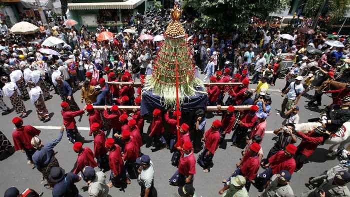 Meriahnya kirab maulid nabi di surabaya