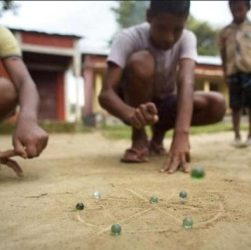 CHUTOGEL - Permainan taruhan kelereng dalam tradisi masa kecil